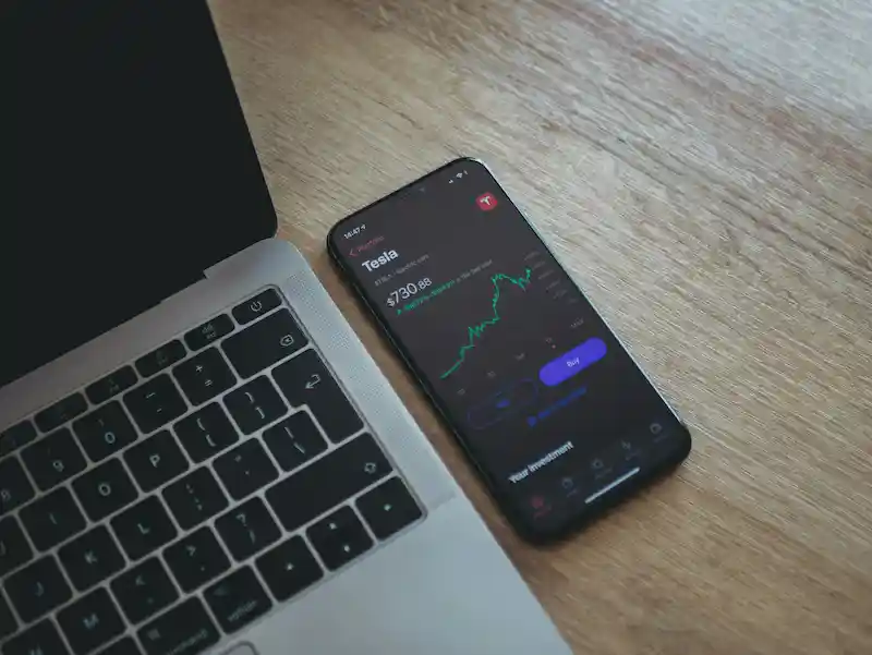 celular que muestra inversion en bolsa de valores