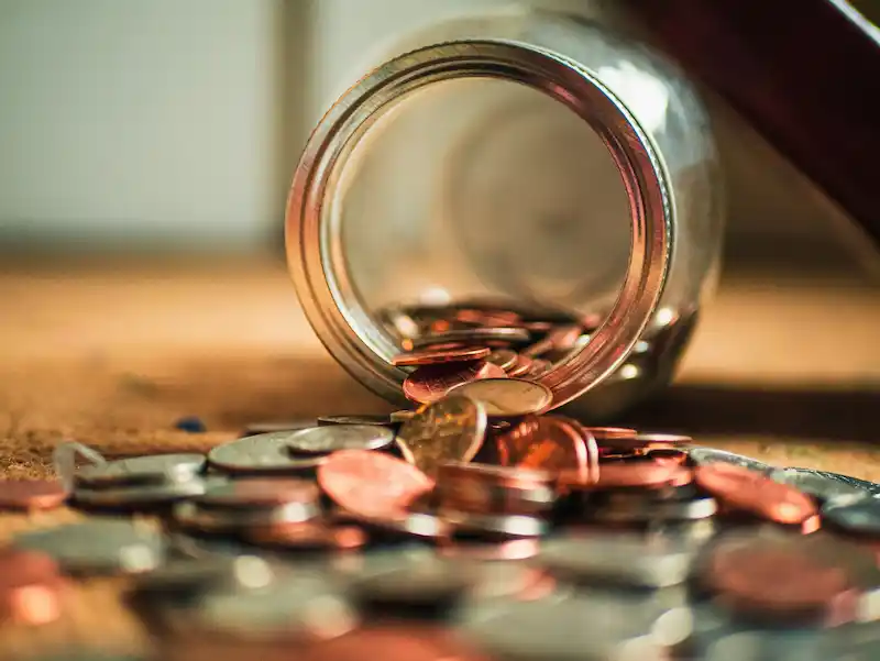 monedas desde un frasco que se ha volteado
